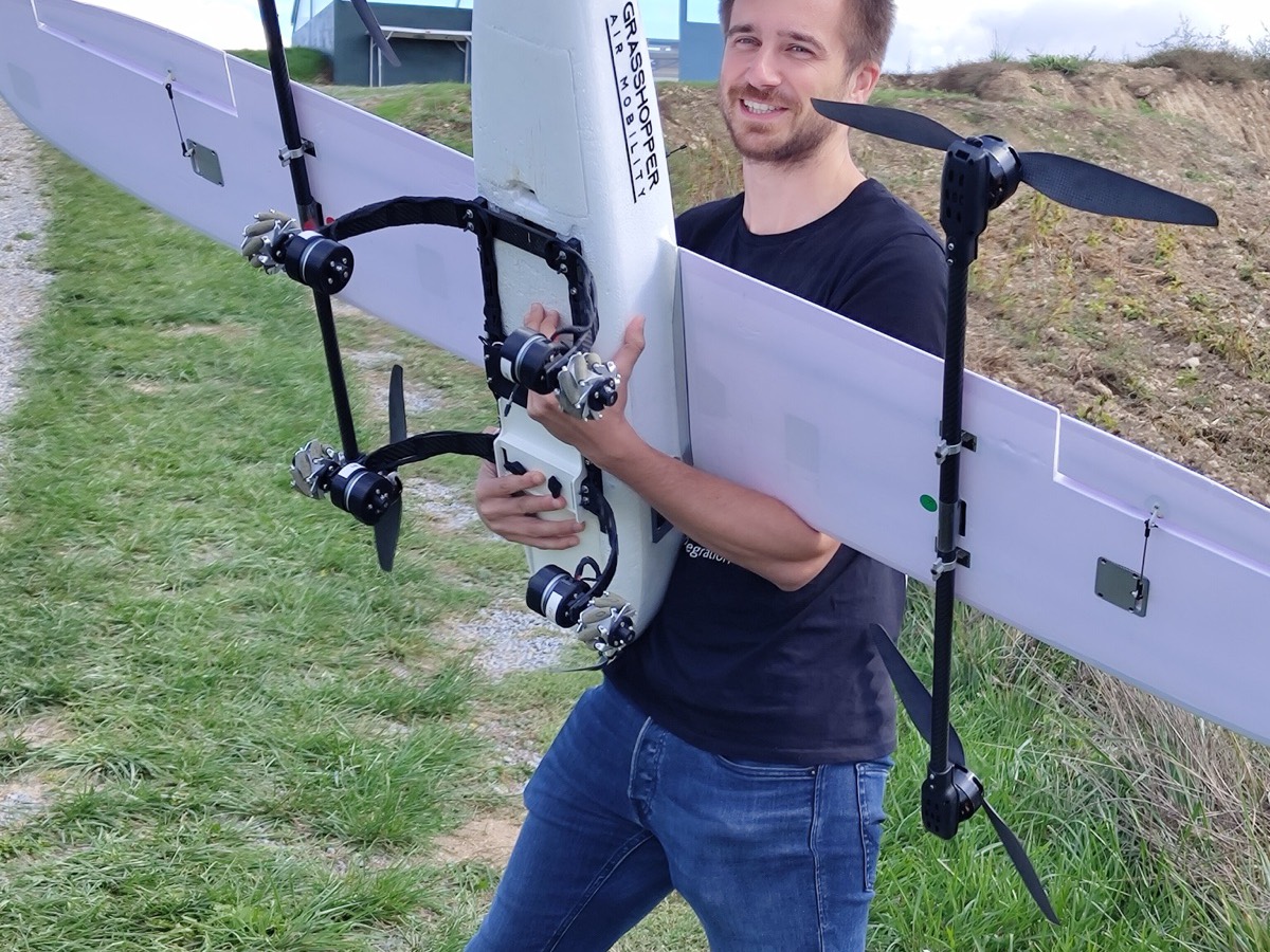 Jakob Saalfrank carrying the proof-of-concept aircraft on his shoulder at the BCN Drone Center.